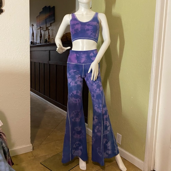 Set 2 pieces bell bottom one of the tops. - Picture 2 of 12